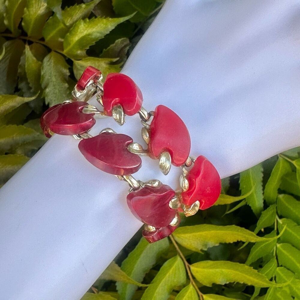 Vintage bracelet with red thermoset links gold tone